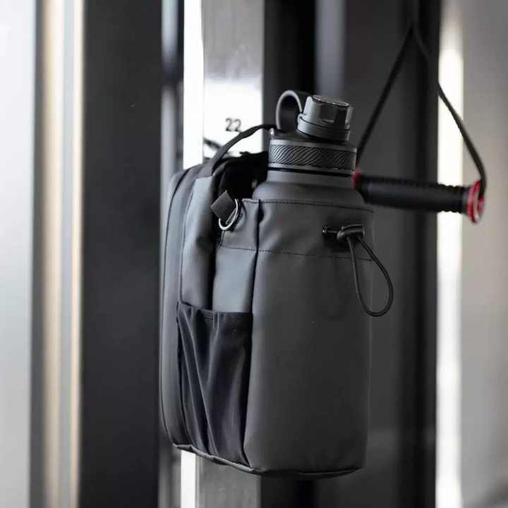 BAGMETICA, a magnetic water bottle bag for gym
